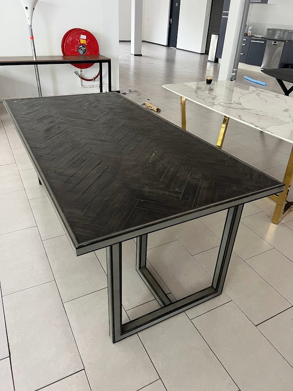 Eettafel Herringbone – Donker Eiken met Stalen Onderstel
